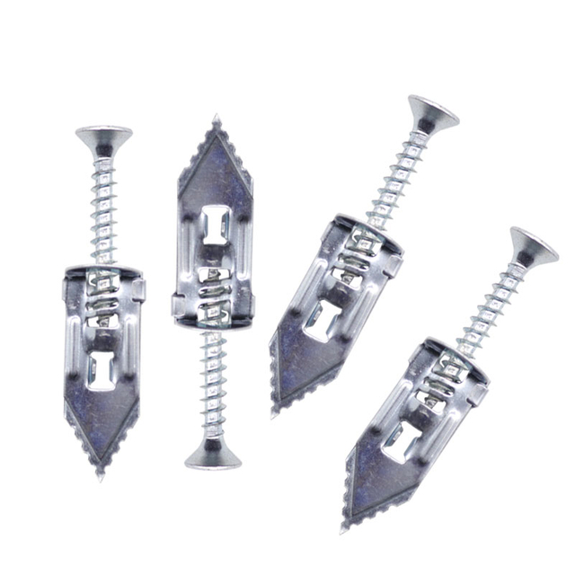 स्क्रू के साथ धातु प्लास्टरबोर्ड दीवार फिक्सिंग प्लग में हथौड़ा